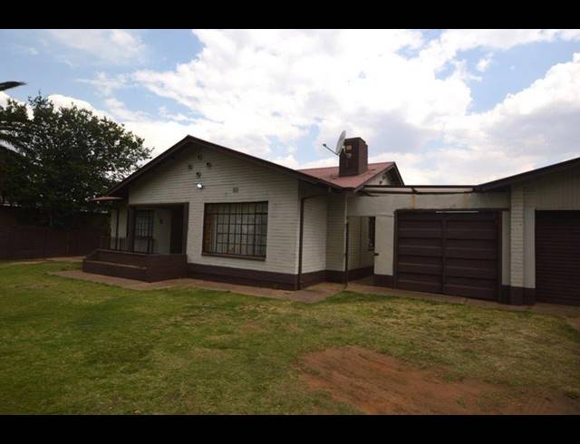 3 BEDROOM HOUSE FOR SALE IN VANDERBIJLPARK CE 2..